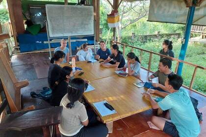 Volunteers und Lehrer:innen bei der Unterrichtsplanung