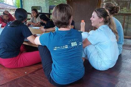 Die Volunteers planen zusammen den Unterricht