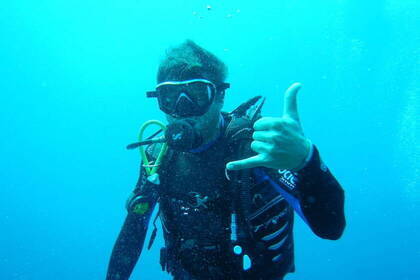 Volunteer under water