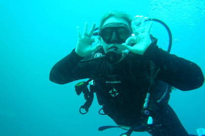 Bei der Freiwilligenarbeit im Meer