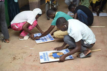 Plakate basteln bei der Freiwilligenarbeit 
