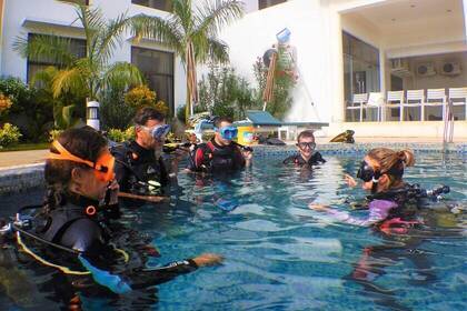The volunteers are first prepared for diving in the pool.