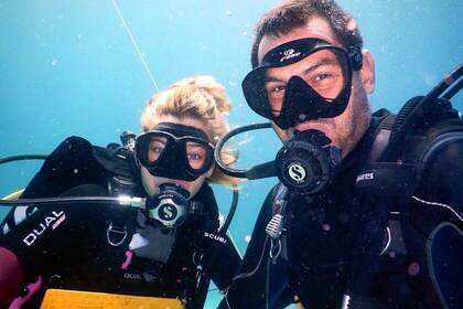 Team leader Laurent and volunteer diving in Tanzania