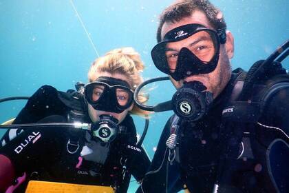 Teamleiter Laurent und Volunteer beim Tauchen in Tansania