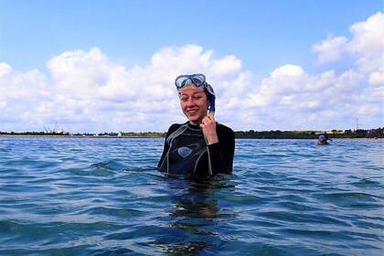 Volunteer beim Schnorcheln in Tansania