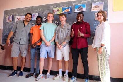 Das Team und die Volunteers besuchen regelmäßig Schulen, um dort Aufklärungsarbeit zu leisten.