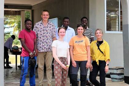 Die Volunteers besuchen zusammen mit dem Team Schulen, um Kinder über die Wichtigkeit von Meeresschutz aufzuklären.