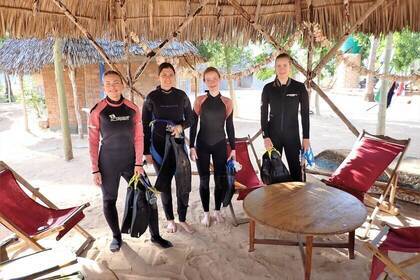 Die Volunteers bereiten sich aufs Schnorcheln vor.