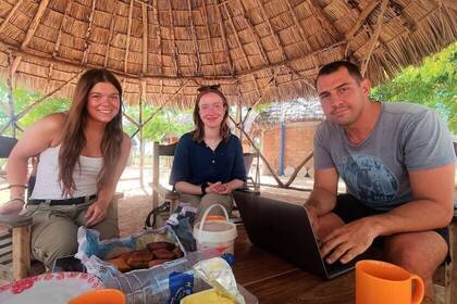 Teamleiter Laurent mit zwei Volunteers