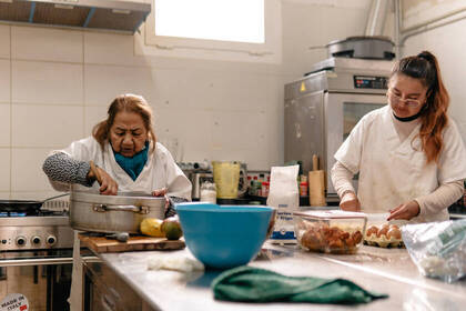 Bei der Arbeit in der Küche