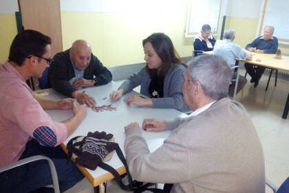 Volunteers beschäftigen sich mit Senioren in Barcelona