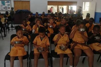 Kinder essen in der Suppenküche