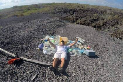 Volunteer mit dem gesammelten Plastik