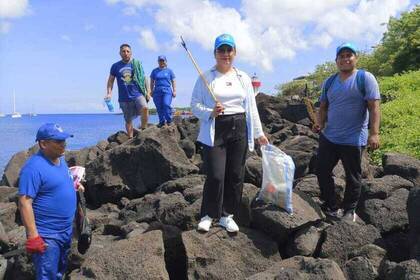 Volunteers doing their volunteer work on the Galapagos