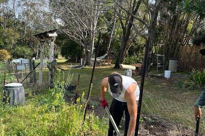 Volunteer bei der Gartenarbeit im Eco Community Center in Australien