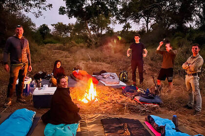Gemütliches Lagerfeuer in der Wildnis