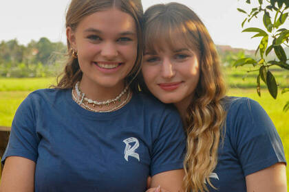 Anna und Valerie zusammen als Volunteer in der Schule auf Bali 