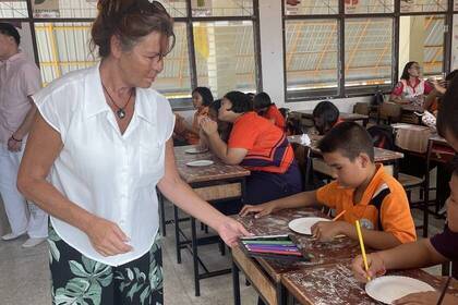 Volunteer beim Unterricht mit den Schülern