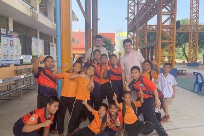 Volunteers mit Schulkindern 