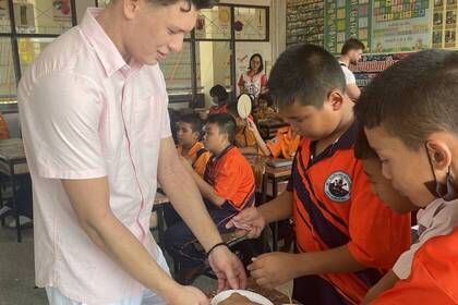 Volunteer hilft einem Schüler