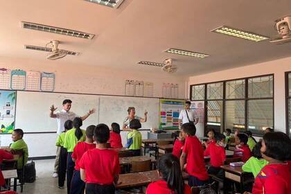 Volunteers unterrichten an einer Tempelschule