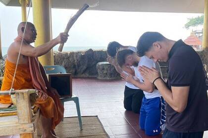 Volunteers lassen sich von einem Mönch unterrichten