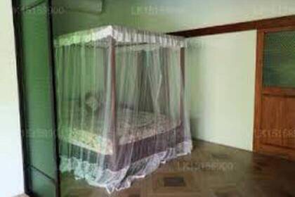 Bett mit Moskitonetz 