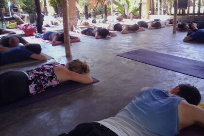 Meditationssitzungen fördern eine starke Verbindung zwischen Geist und Körper 