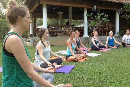 Meditationssitzung mit Konzepten des Theravada-Buddhismus