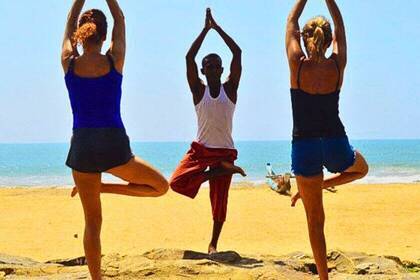 Yoga-Sitzung am Strand