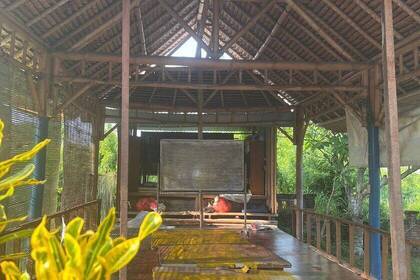 Der Unterricht findet hier in Bambus-Hütten statt