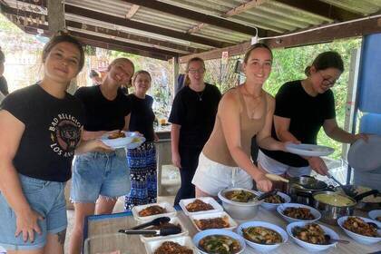 Team und Volunteers beim Lunch
