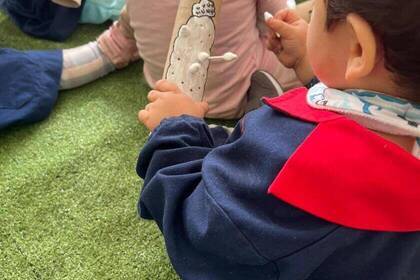 Kinder am Basteln im Kindergarten