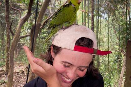 Volunteer zusammen mit einem Papagei