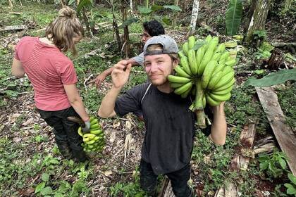 Projektleiter Danny bei der Arbeit zusammen mit Volunteers