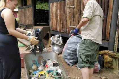 Freiwillige sortieren das gesammelte Plastik