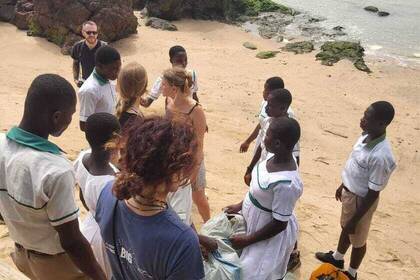 Volunteers mit Einheimischen im Projekt