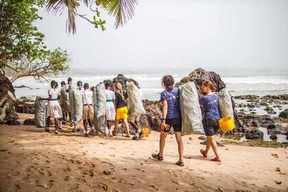 Volunteers beim Naturschutz am Strand