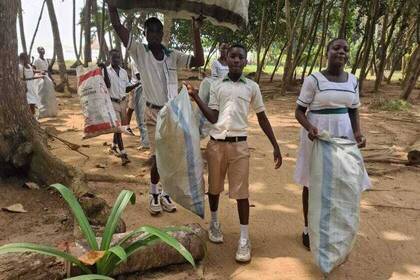 Einheimische mit gesammeltem Müll vom Strand