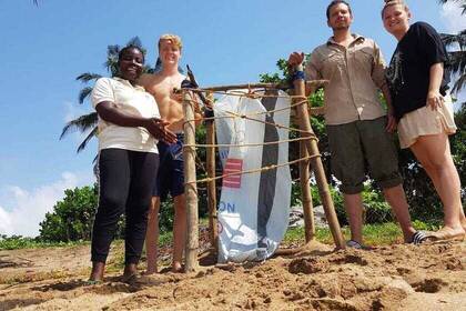 Die Gruppe mit einem selber hergestellten Mülleimer für den Strand