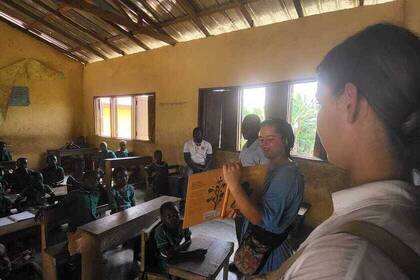 Volunteers mit Kindern in einer Schule