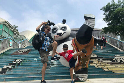 Volunteer mit Kind und Kung-Fu-Panda