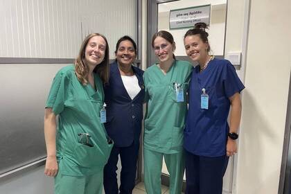 Volunteers zusammen mit Mitarbeiterin