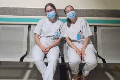 zwei Volunteers im Krankenhaus