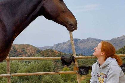 Volunteer mit einem Pferd im Projekt