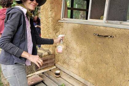 Volunteer bei der Arbeit im Eco Community Center