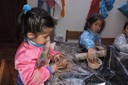 Kinder backen zusammen 