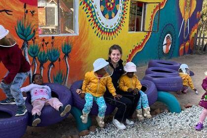 Volunteer zusammen mit Kindern im Projekt