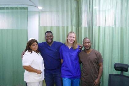 Volunteer gemeinsam mit Mitarbeiter:innen im Projekt