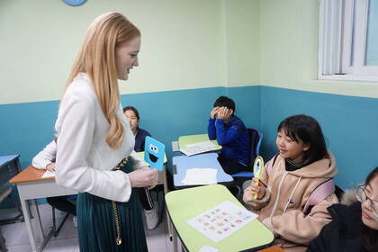 Volunteer mit Kindern